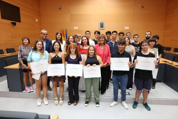 Acto de reconocimiento a los 21 alumnos de L'Hospitalet que han obtenido una nota igual o superior a 9 en las pruebas de acceso universitario (PAU) que se realizaron en junio (FOTO: Aj. de L’Hospitalet).