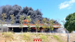 Se ha producido un gran incendio en una nave industrial en Sant Boi