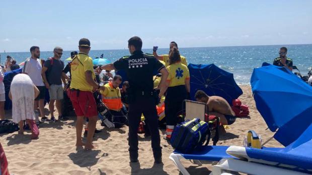 Los equipos de rescate tratando de reanimar a la bañista