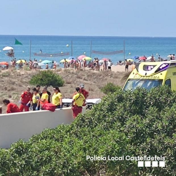 El equipo de emergencias atienden a la persona afectada