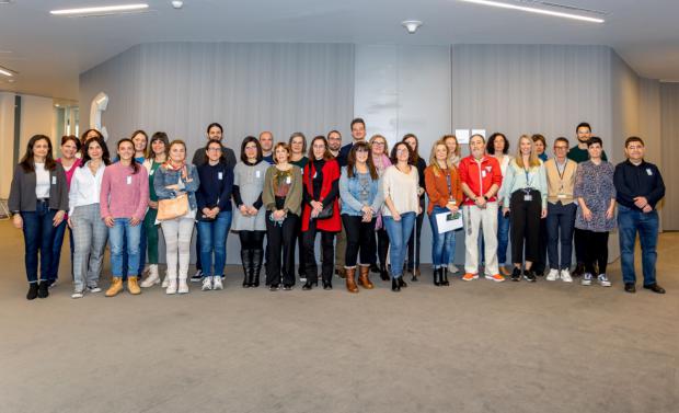 Foto de familia de los integrantes del foto, con Felipe Campos, consejero delegado de Aigües de Barcelona, detrás en el centro (Foto: Aigües de Barcelona)