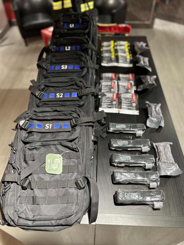 Cada coche patrulla cuenta con una mochila de emergencia donde, además de llevar el desfibrilador, se ha añadido material para atender hemorragias.