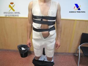 Detenido un pasajero con seis kilos de cocaína bajo una faja en el Aeropuerto de El Prat