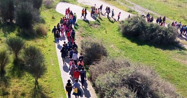 Plantan 130 árboles en la orilla del Llobregat durante la Fiesta del Río de Cornellà