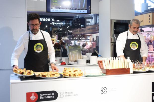 Showcooking en el Mercado de la Boqueria, con Manel Armengol y Òscar Manresa, preparando tapas con el espárrago de Gavà