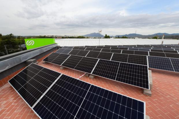 Placas solares en el tejado del Centro Operativo (FGC) de Martorell