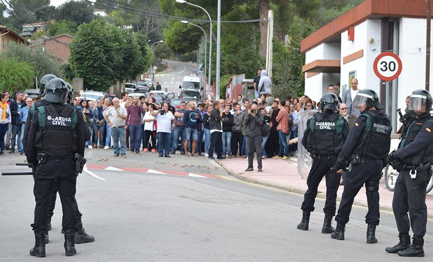 Unos doscientos estudiantes del IES El Palau se concentran en las puertas del centro como muestra de apoyo a los hijos de guardias civiles