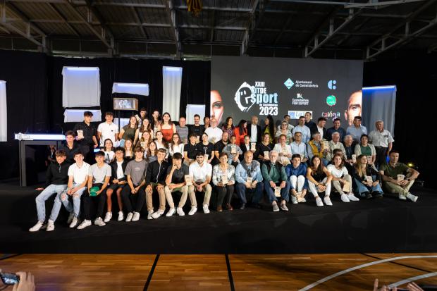 Fotografía de grupo con todos los ganadores de la XXIII edición de La Nit de l'Esport de Castelldefels