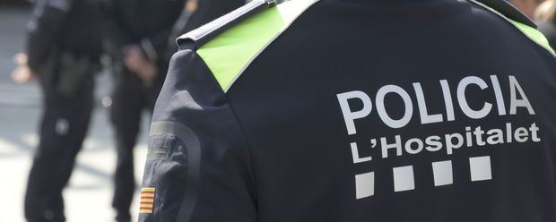 La Guàrdia Urbana de L'Hospitalet detiene a un hombre que huye de un control con un coche robado y sin carnet de conducir