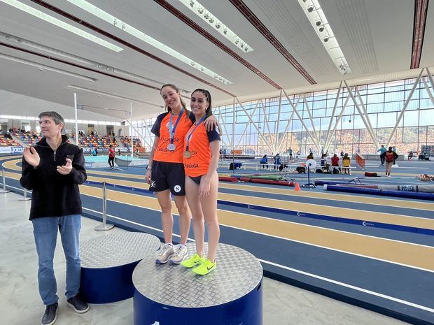 Laura Torres y Andrea Alemany en el podio de los 1.500 m (sub 23)