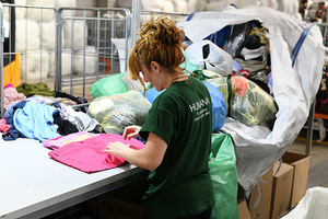 El Baix Llobregat reutiliza y recicla más de medio millón de piezas de ropa