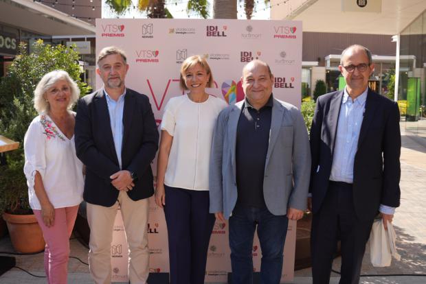 De izquierda a derecha: Montserrat Oliveras, directora del Hospital de Viladecans; Miguel Ángel Souto, director de Innovación y Desarrollo de Negocio de IDIBELL; María Jesús Montesinos, gerente de Viladecans The Style Outlets; Carles Ruiz, alcalde de Viladecans; y Gabriel Capellá, director del IDIBELL.