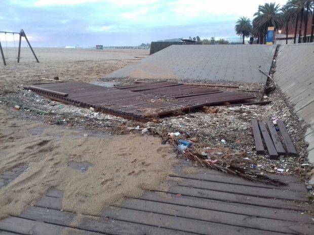 La platja de El Prat de Llobregat, la més afectada pel temporal al sud de l’Àrea Metropolitana de Barcelona
