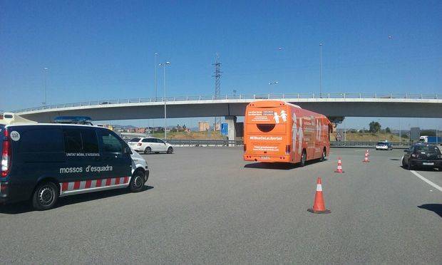 El autobús de ‘Hazte Oír’ acaba en el depósito tras su tensa llegada al Baix