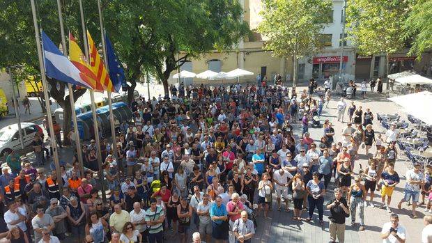 Instante previo a los cinco minutos de silencio desde el balcón del Ayuntamiento de Sant Boi