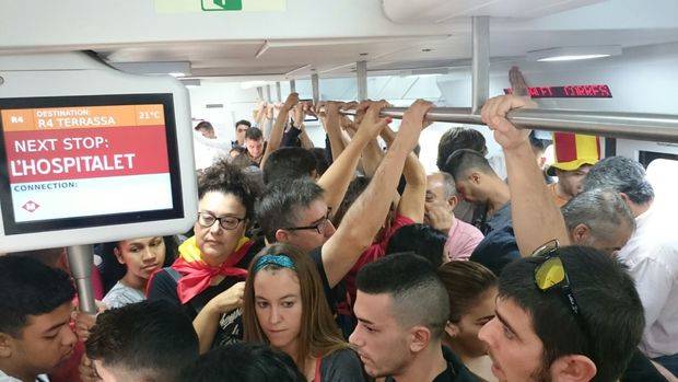 Tren, a la altura de L'Hospitalet, lleno de manifestantes a favor de la unidad de España