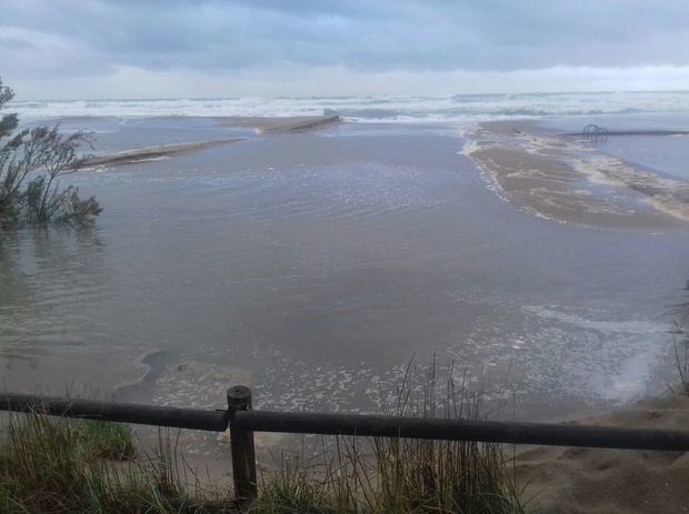 El temporal de lluvia se come las playas de Gavà y Castelldefels