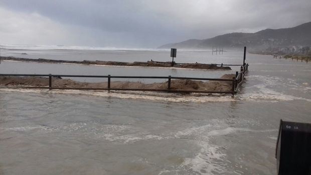 El temporal de lluvia se come las playas de Gavà y Castelldefels