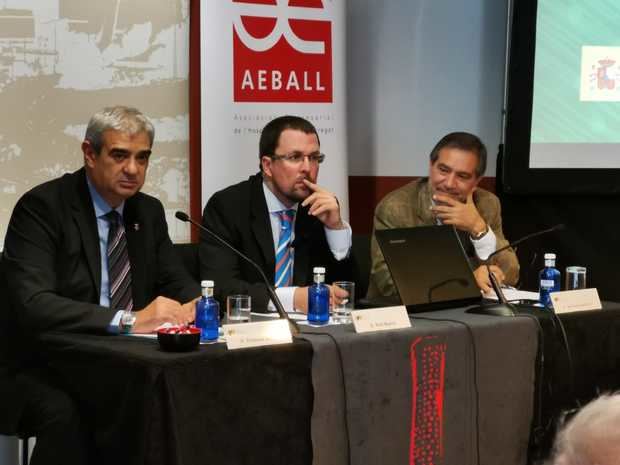 Blanco en el centro, junto al primer teniente de alcalde de L'Hospitalet, Francesc J. Belver, y el presidente de AEBALL/UPMBALL, Santiago Ballesté.