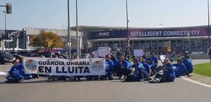 Los sindicatos de la Guardia Urbana de L'hospitalet se manifestaron el primer día del Mobile World Congress ante los asistentes.