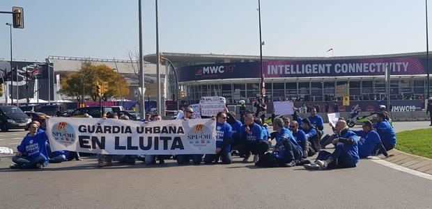 Los sindicatos de la Guardia Urbana de L'hospitalet se manifestaron el primer día del Mobile World Congress ante los asistentes.