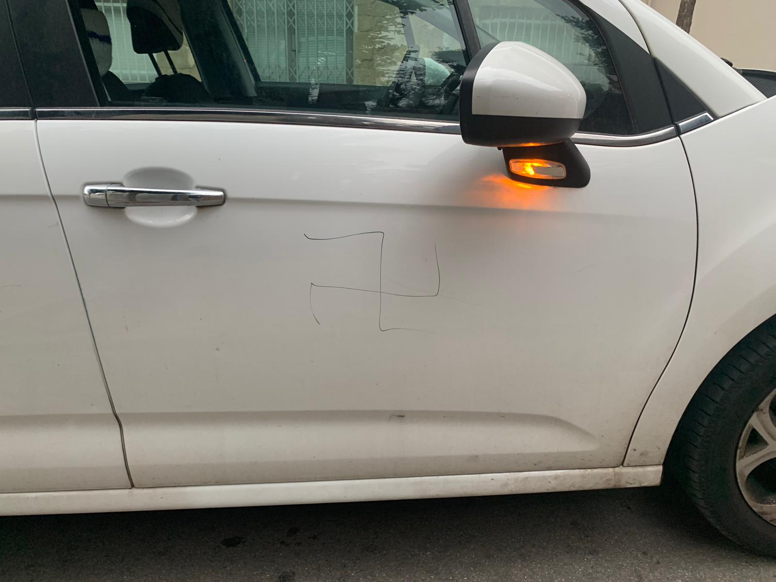 Ruedas pinchadas y esvásticas: Así amanece el coche del activista LGTBI y candidato de Fem Poble en Sant Feliu