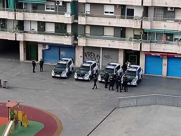 Una imagen de primera hora de la mañana en la plaza de la Llibertat de L'Hospitalet. 