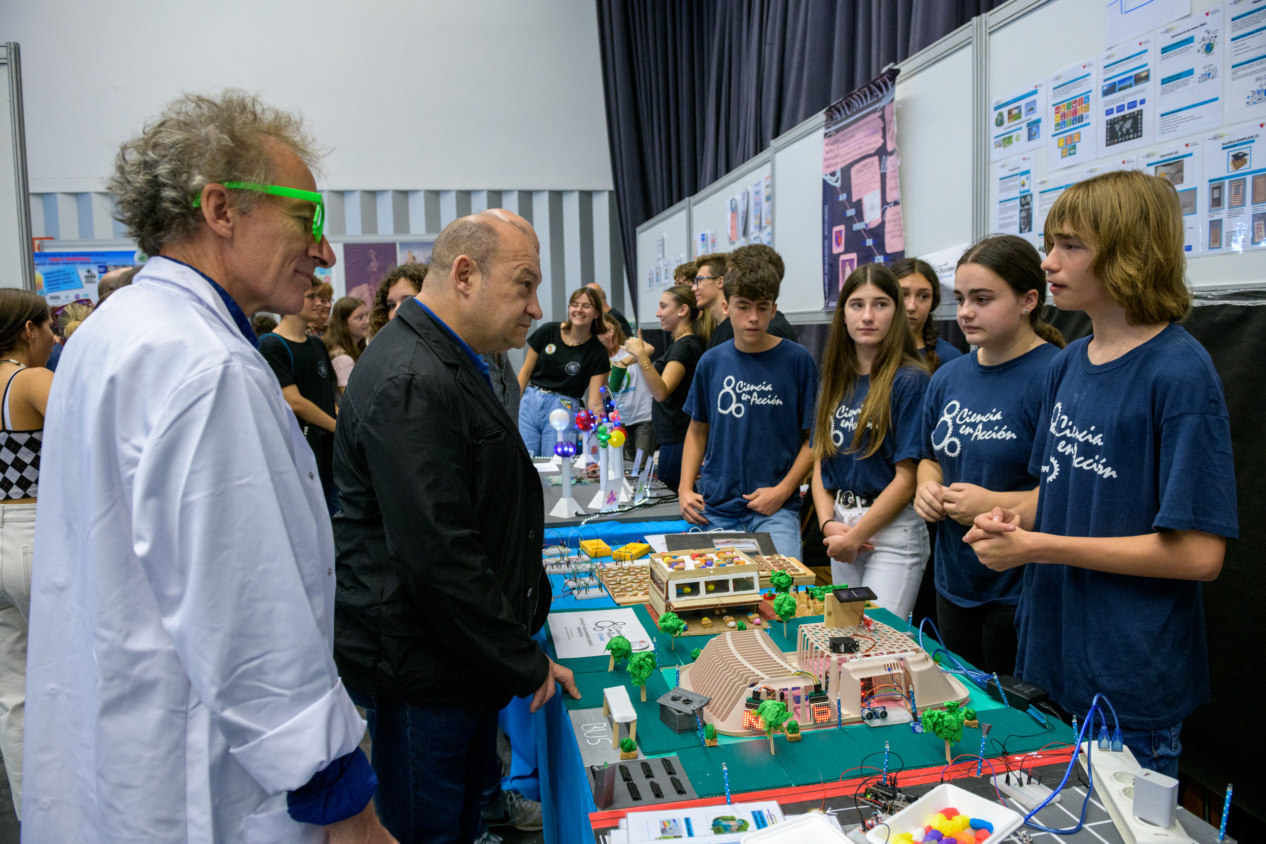 El talento científico de alumnos españoles se exhibe en la feria Ciencia en Acción