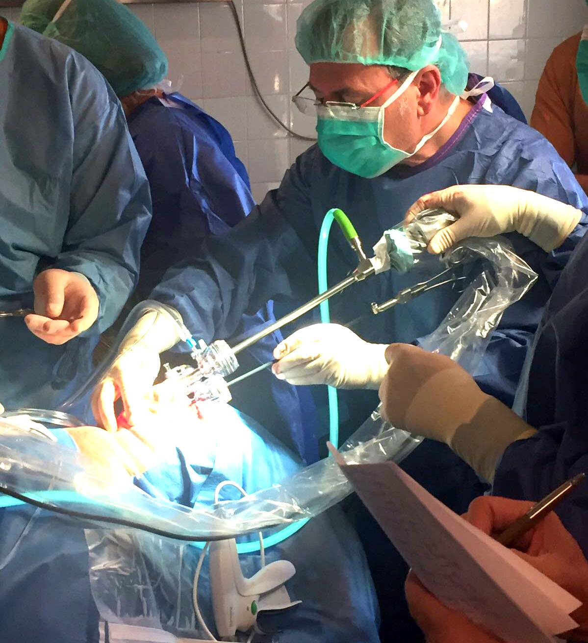 Bellvitge realiza, por primera vez en España, una extirpación de las tiroides por la boca