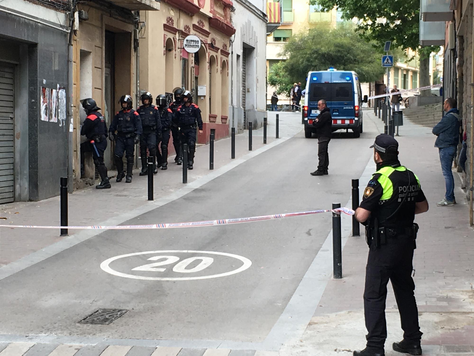 Desalojan un edificio ruinoso y ocupado de manera ilegal en Molins