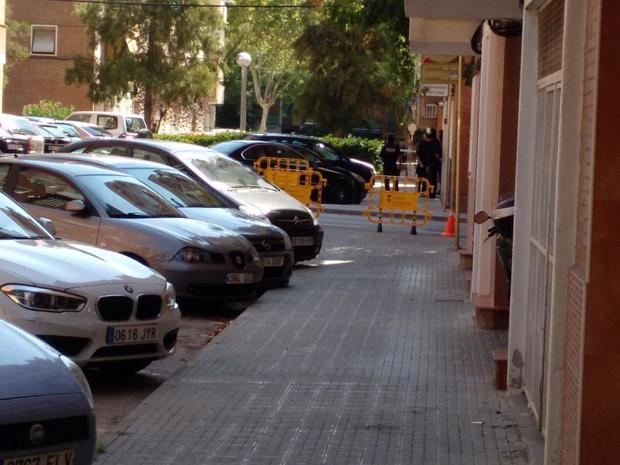 La policía acordonó los alrededores del piso del atacante.