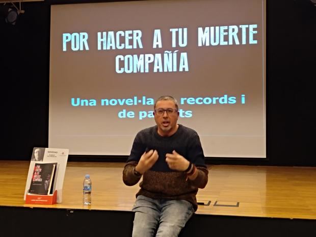 Villanueva en la presentación de su libro en Castelldefels.