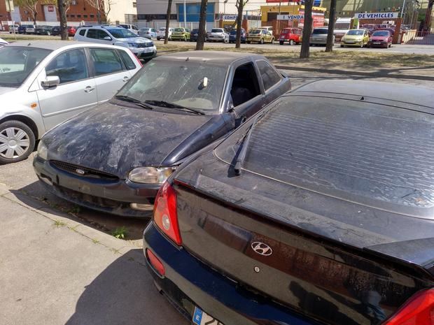 En la zona proliferan coches abandonados que se deterioran día tras dia. Los fines de semana, sobre todo después de las noches de fiesta, algunas calles presentan un estado lamentable de suciedad