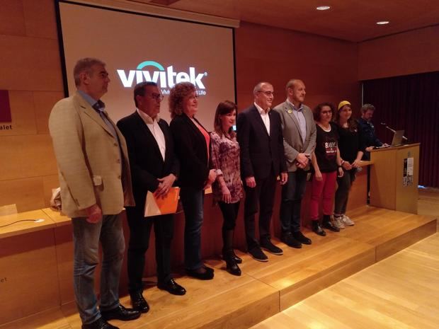 Foto final con los candidatos. De izquierda a derecha: Francesc J. Belver (PSC), Miguel García (Cs), Ana González (En Comú), Sonia Esplugas (PP), Antoni Garcia (ERC), Jordi Monrós (JuntsxLH), Emma Núñez (AELH) y Ariadna Velando (CUP).