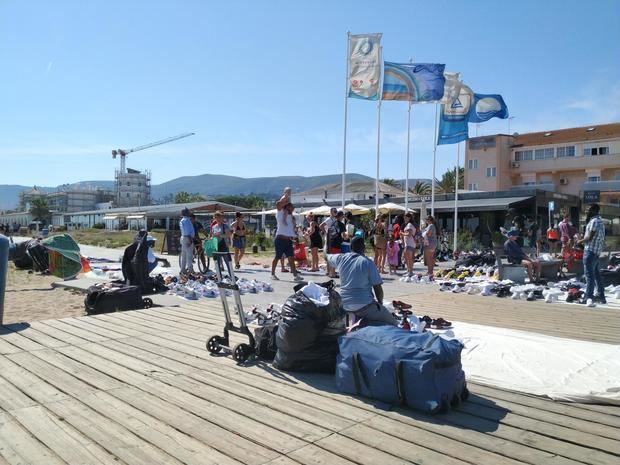 En pocos metros, manteros y artesanos coinciden en la zona de la playa.