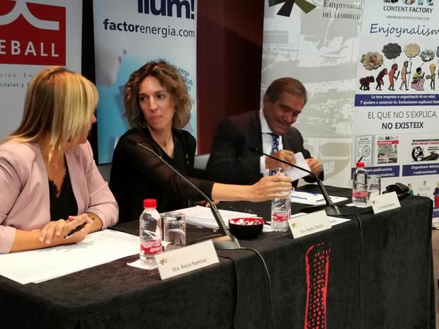 La consellera en el centro, acompañada por Rocío Ramírez, concejala de Empresa de L'Hospitalet, y Santiago Ballesté, presidente de AEBALL.