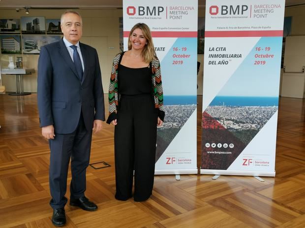 Pere Navarro, delegado especial del Estado para el Consorcio de la Zona Franca, junto con Blanca Sorigué, directora general de BMP.