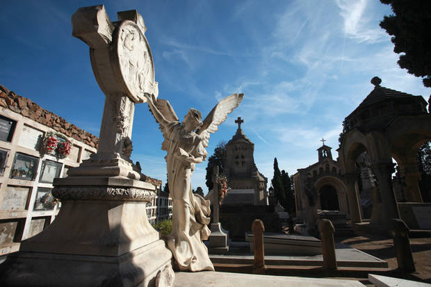 Viladecans fa un pas endavant contra el monopoli funerari