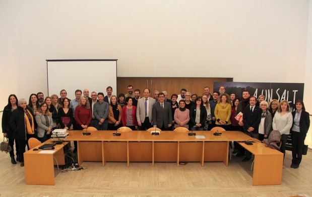 Foto de familia de alcaldes y alcaldesas y agentes sociales de la comarca.