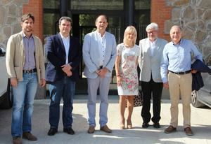 Acto de firma del acuerdo. De izquierda a derecha: Xavi Paz, alcalde de Molins; Adrià Comella, director del CatSalut; Josep Perpinyà, president en funcions del Consejo Comarcal; Pilar Díaz, alcaldesa de Esplugues; Joan Puigdollers, gerent del Ámbito Metropolitano Sur del CatSalut, y Antoni Poveda, alcalde de Sant Joan Despí.