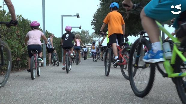 Ciudadanos de viladecans pedalean por el medio ambiente