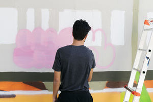 Imon Boy pintando su mural para el 12+1 en Sant Vicenç.