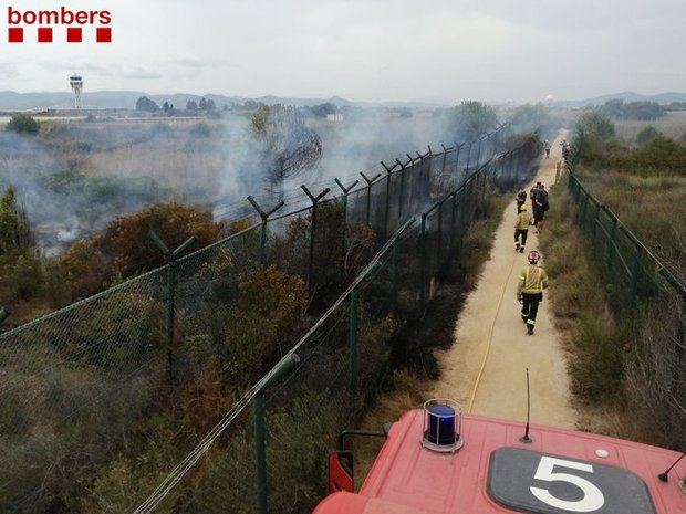 Un incendio junto a la zona de La Ricarda obliga a modificar las pistas de aterrizaje y de despegue del Aeropuerto Barcelona-El Prat