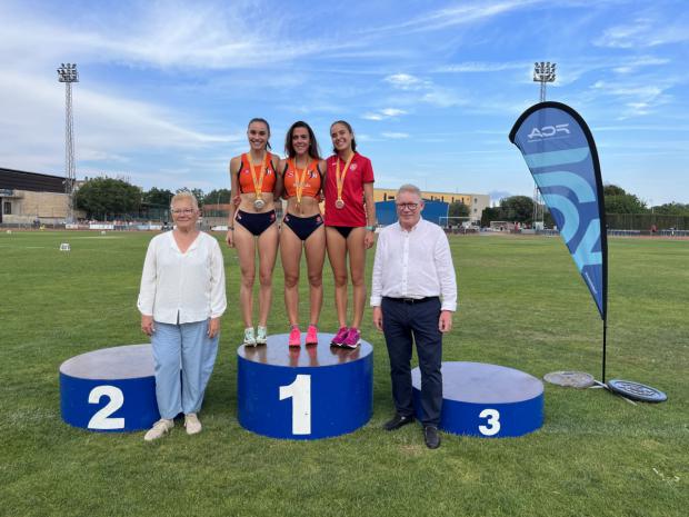 Irene Rubio y Julia Lillo en el podio de los 800 m femeninos sub 23