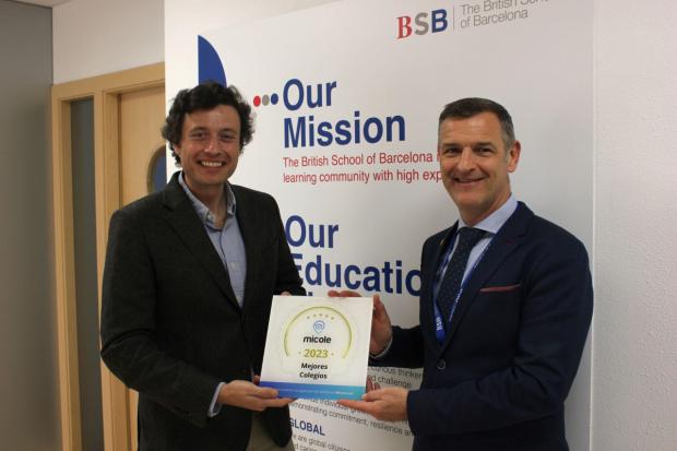 Jon Locke, director ejecutivo de The British School of Barcelona, en Castelldefels, recibiendo la placa a uno de los mejores colegios de Micole