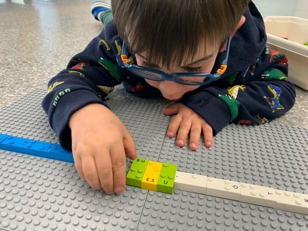 El primer juego de LEGO® en braille llegará a 15 escuelas del Baix Llobregat y L’Hospitalet