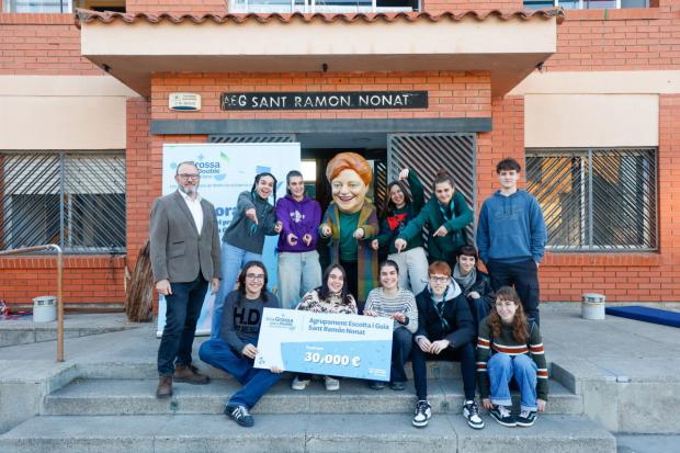 El Agrupament Escolta i Guia Sant Ramon Nonat recibe su premio de 30.000 euros por ganar la lotería