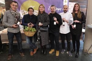 Lluïsa Moret -tercera por la izquierda- durante la presentación de la campaña 'Carxofa de Sant Boi' este viernes