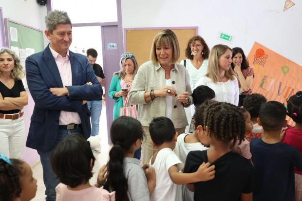 La alcaldesa, Núria Marín, y el concejal de Servicios a las Personas, David Quirós, han visitado esta mañana la Escuela Lola Anglada coincidiendo con el inicio del curso escolar 2023-2024 (FOTO: Aj. de L’Hospitalet de Llobregat).