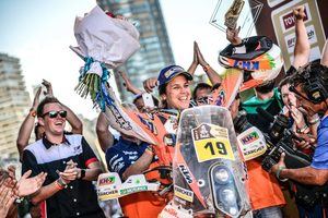 Laia Sanz en el podio del Dakar 2017
